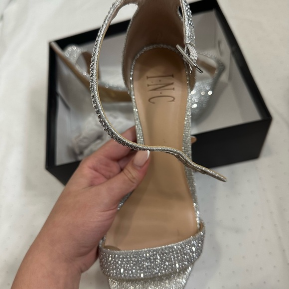 SILVER HEEL - Picture 2 of 4